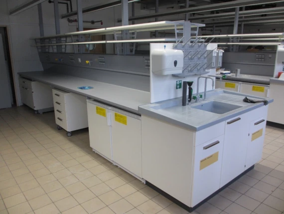Großraum Labormöbel für ca. 20 Arbeitsplätze
